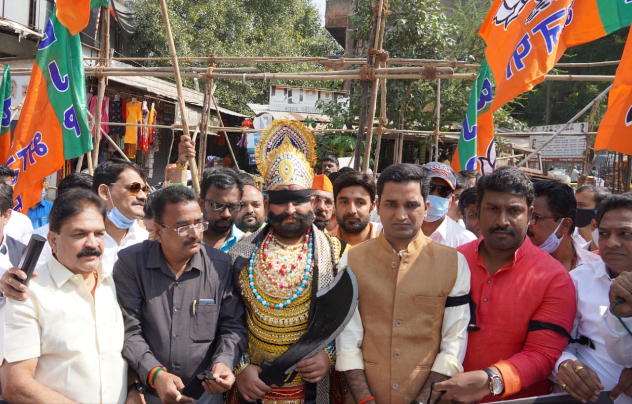 Pune : BJP Agitation : प्रतिकात्मक राक्षसाच्या डोळ्यांना पट्टी बांधून शहर भाजपचे अभिनव आंदोलन