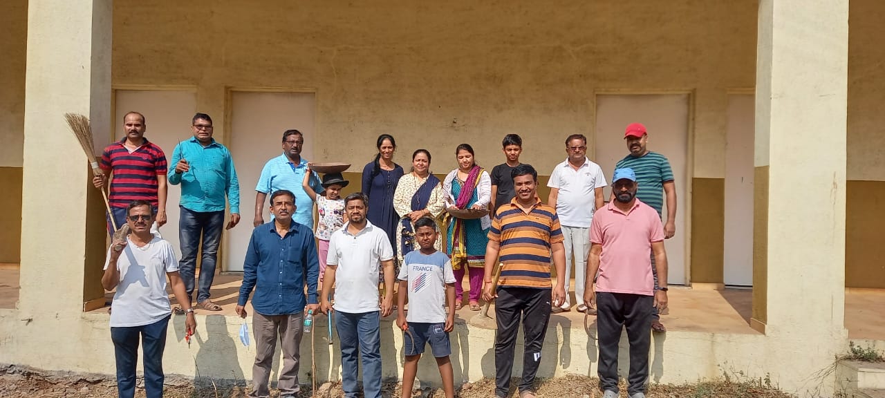Narayan Hut Sahakari Griha Sanstha : School Sanitation : नारायण हट सहकारी गृह संस्थेच्या वतीने शाळा परिसरात श्रमदान