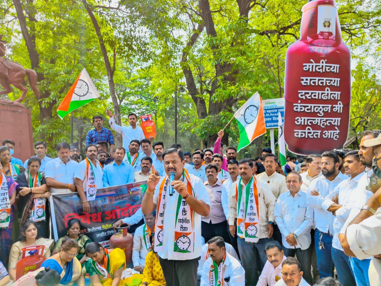 Protest against fuel and diesel price hike : इंधन व डिझेल दरवाढीच्या विरोधात राष्ट्रवादी काँग्रेस पार्टीच्या वतीने निषेध आंदोलन