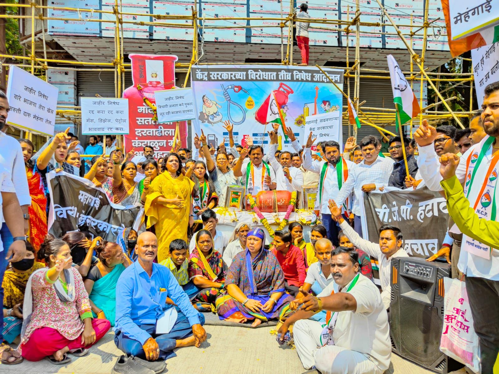 Agitation of NCP Pune : राष्ट्रवादी काँग्रेस कार्यकर्त्यांचे अनोखे आंदोलन : दरवाढीविरोधात  मुंडन करत नोंदवला  निषेध