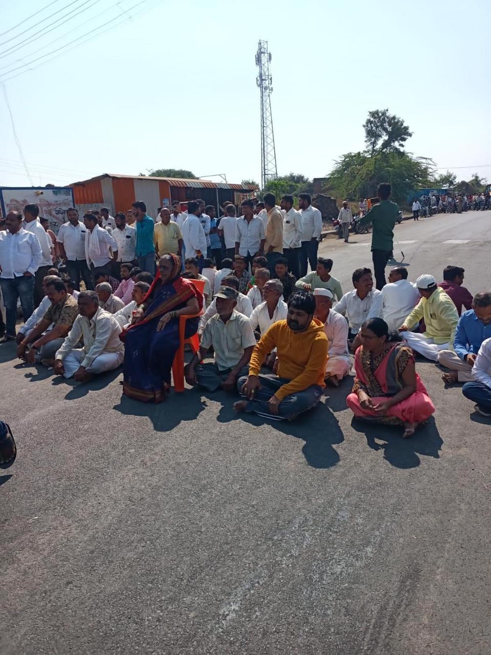 Farmers Protest : Saundare : MLA Rajendra Raut : सौंदरे गावच्या नागरिकांनी सोलापूर महामार्ग रोखला    : वीजपुरवठा सुरळीत करण्याची मागणी 