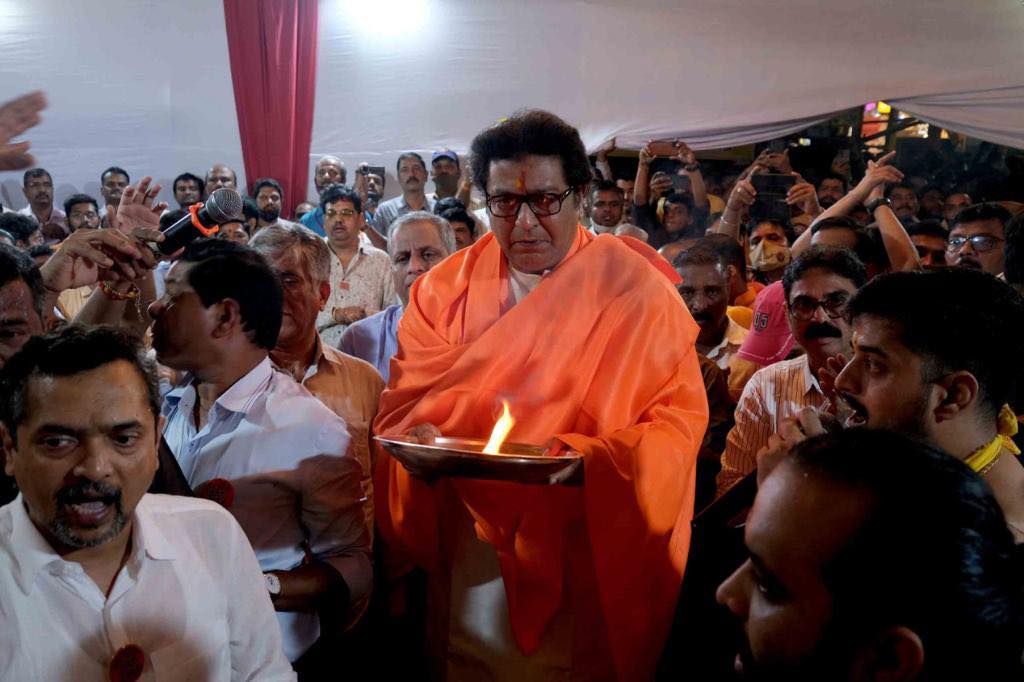 Hanuman Jayanti : Raj Thackeray : राज ठाकरेंच्या हस्ते महाआरती ; मात्र राज काहीच न बोलण्याने चर्चांना उधाण 