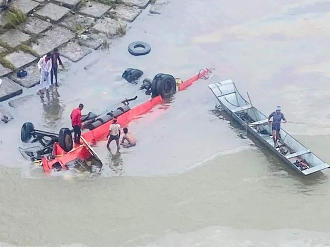 Narmada River Bus Accident | मध्य प्रदेशात एसटी बस दुर्घटना | बचाव कार्यावर स्वतः मुख्यमंत्री लक्ष ठेऊन