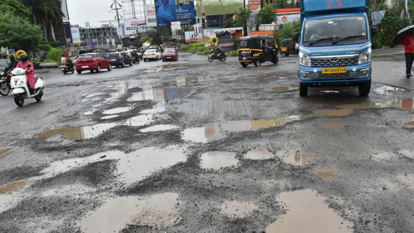 Potholes in pune | महापालिकेकडून गेल्या आठवड्याभरात फक्त १०० खड्ड्यांची डागडुजी 