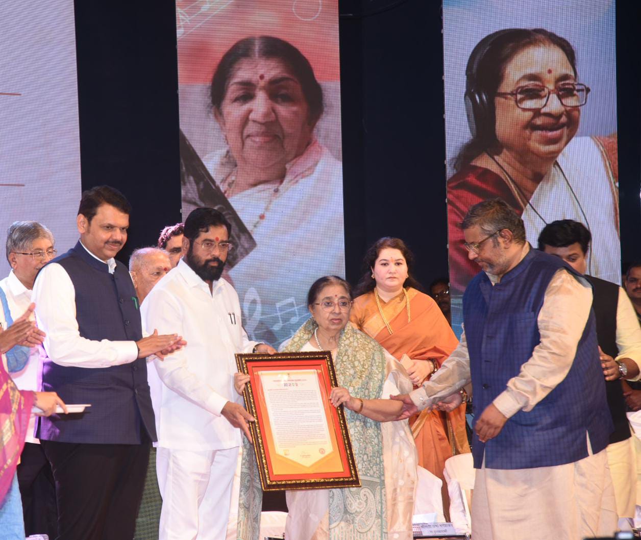 Lata Mangeshkar Award | उषा मंगेशकर आणि पं. हरिप्रसाद चौरसिया यांना गानसम्राज्ञी लता मंगेशकर पुरस्कार प्रदान  | भारतरत्न लता मंगेशकर आंतरराष्ट्रीय संगीत महाविद्यालयाचे उद्घाटन