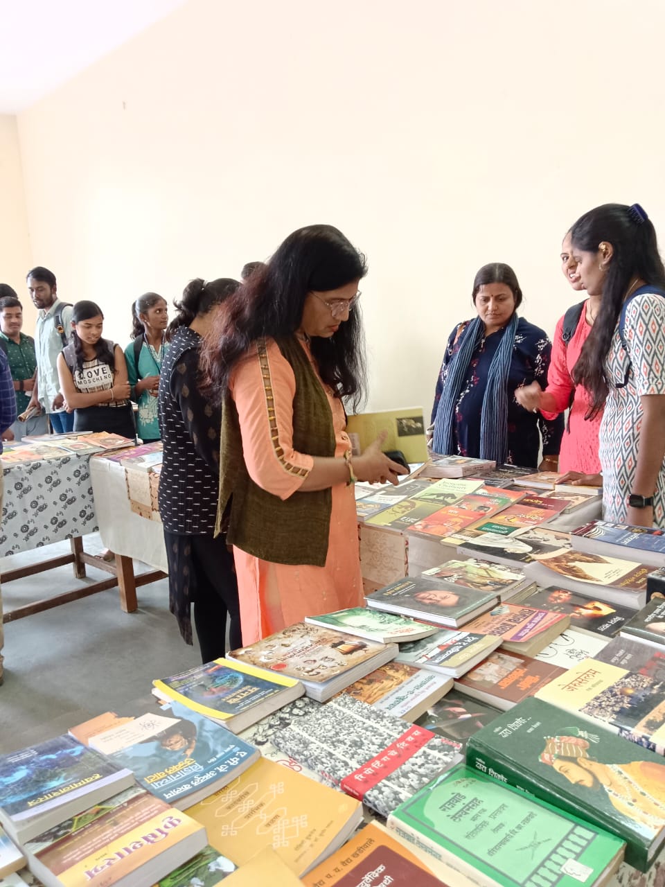Anantrao Pawar College | अनंतराव पवार महाविद्यालयात विद्यार्थ्यांना वृत्तपत्रांचे वाटप