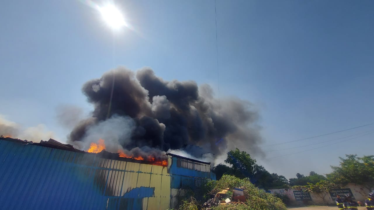 Pune Fire | नगर रस्ता,वडगाव शेरी येथील भंगार मालाच्या गोडाउनला भीषण आग