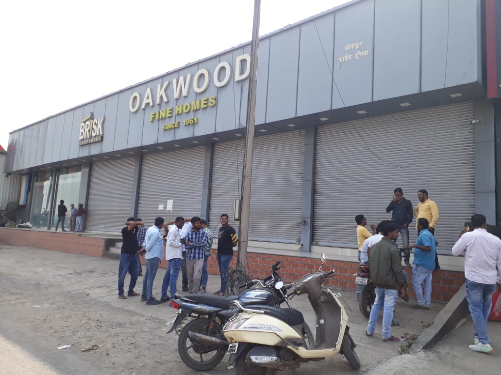 Action against unauthorized furniture showrooms एक्स्प्रेस हायवे वरील