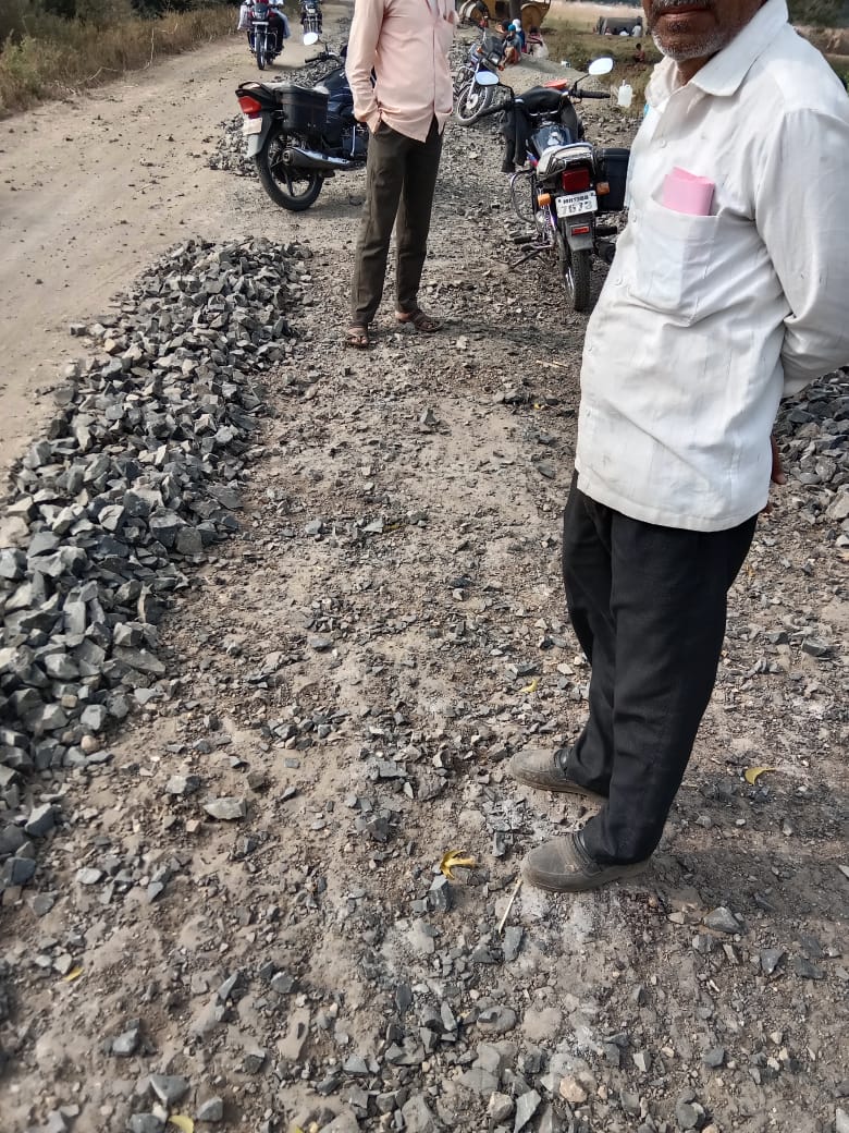 Chikharde-Gormale road | चिखर्डे-गोरमाळे रस्त्याच्या कामाच्या दर्जाबाबत बांधकाम विभागाकडे तक्रार  | 8 दिवसांत रस्ता नियमानुसार न केल्यास आंदोलनाचा इशारा 