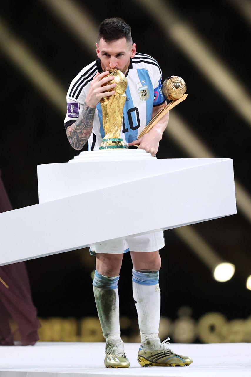 Argentina world champions | फिफा विश्वचषक ट्रॉफी सोन्याची आहे का?  किती किंमत असेल? जाणून घ्या 