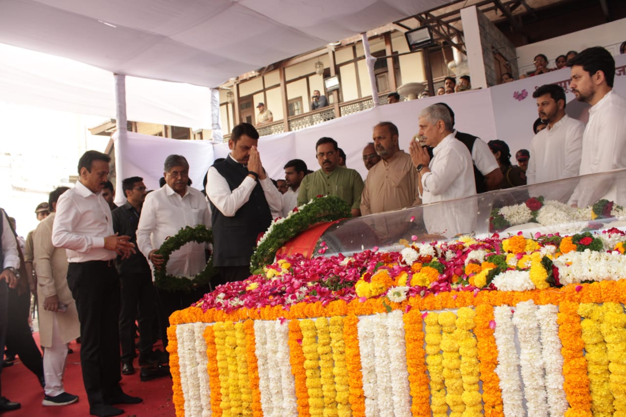 Mukta Tilak | उपमुख्यमंत्री देवेंद्र फडणवीस यांनी घेतले आमदार मुक्ता टिळक यांच्या पार्थिवाचे अंत्यदर्शन