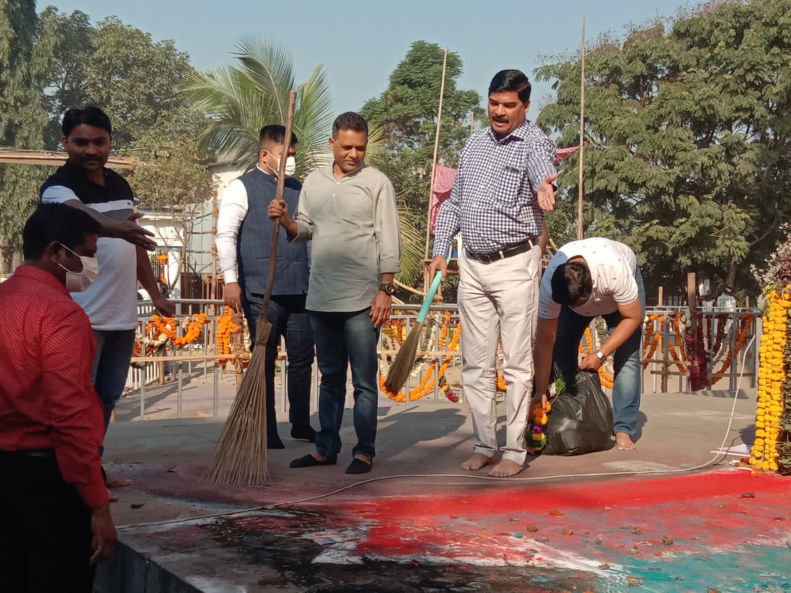 Sanitation in Vijayastambh area | भीमा कोरेगावच्या विजयस्तंभ परिसरात स्वच्छतेचा उपक्रम  |डॉ. सिद्धार्थ धेंडे यांच्यासह सामाजिक संस्थांचा सहभाग