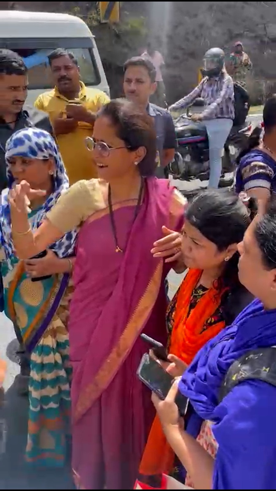 MP Supriya Sule Marathi news |  रखरखत्या उन्हात  प्रवाशांच्या मदतीला धावून गेल्या खासदार सुप्रिया सुळे