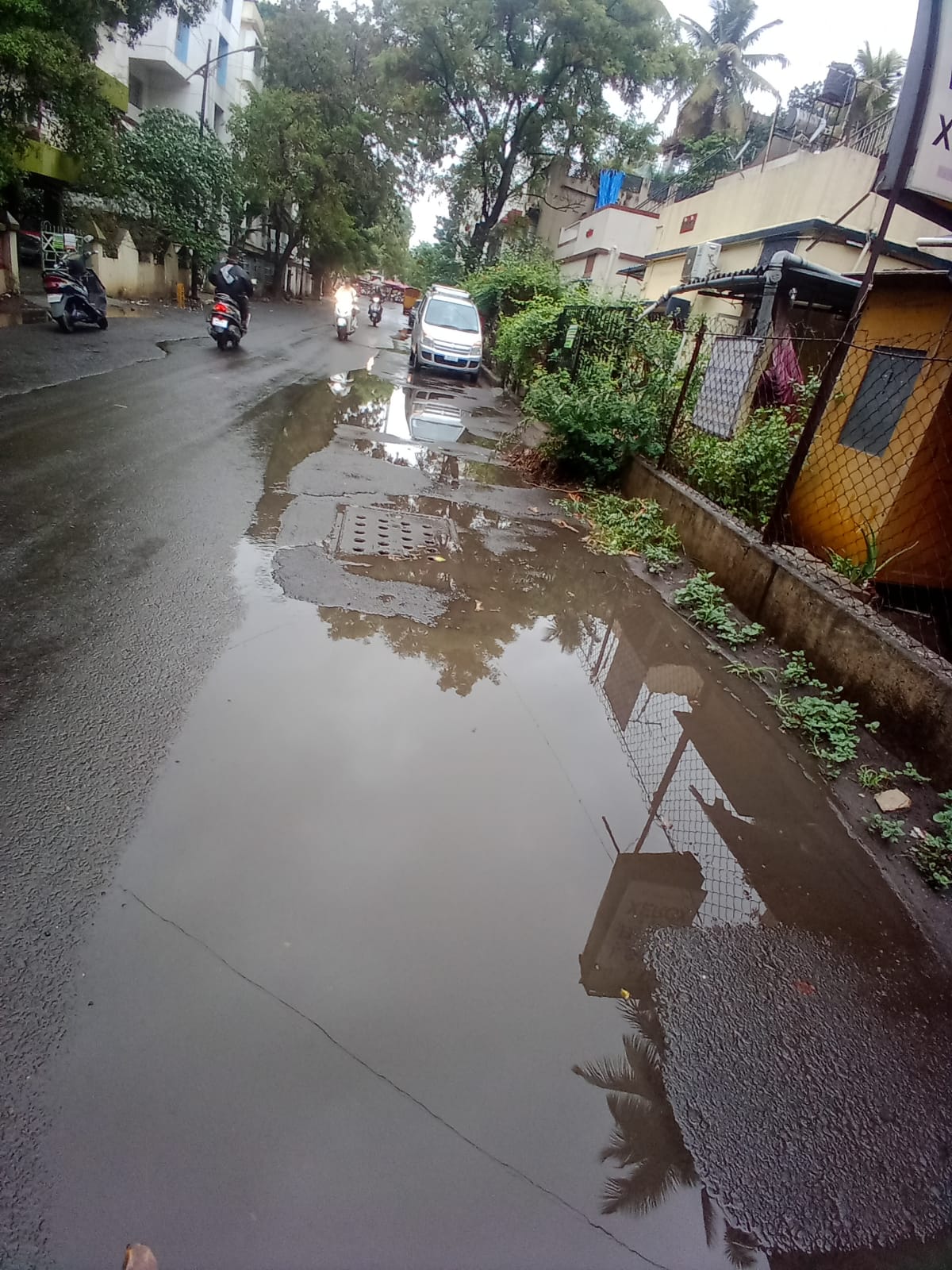 Pune Municipal Corporation | पुणे महापालिकेने कोटी रुपये खर्च करून बांधलेली पावसाळी गटारे निरुपयोगी | रस्त्यावर पाण्याची थारोळी | विवेक वेलणकर