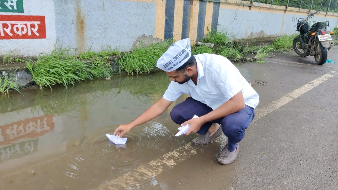 Pimpari Chinchwad Smart City | AAP | पिंपरी चिंचवड शहरात साचलेल्या पाण्यात आप कडून सोडल्या कागदी होड्या