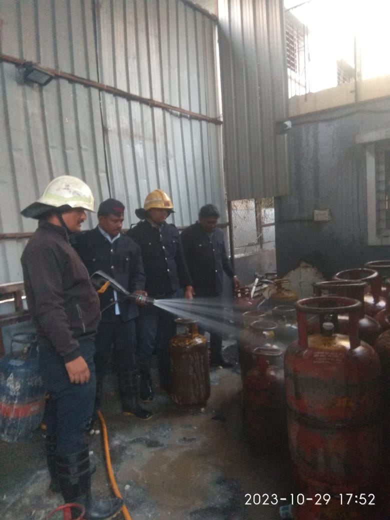 Pune Gas Cylinder Explodes | मांजरीमधे सहा गॅस सिलेंडरचा स्फोट | अग्निशमन दलाकडून आगीवर नियंञण