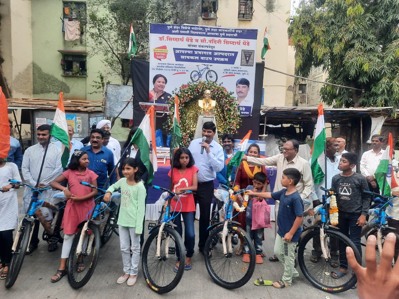 Constitution Day of India | संविधान दिनानिमित्त प्रभागात 50 जणांना सायकल वाटप | डॉ. सिद्धार्थ धेंडे यांचा उपक्रम