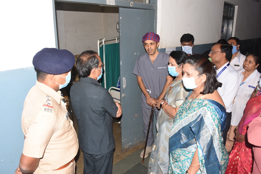 Pune Talwade Incident | विधान परिषदेच्या उपसभापती डॉ. नीलम गोऱ्हे यांनी जखमी रुग्णांची घेतली भेट
