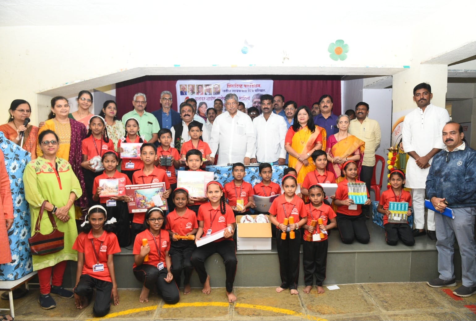 Creative Foundation Pune | क्रिएटिव्ह फाउंडेशन व सतीश गायकवाड मित्र परिवाराच्या वतीने पालकर शाळेस शालोपयोगी साहित्य भेट