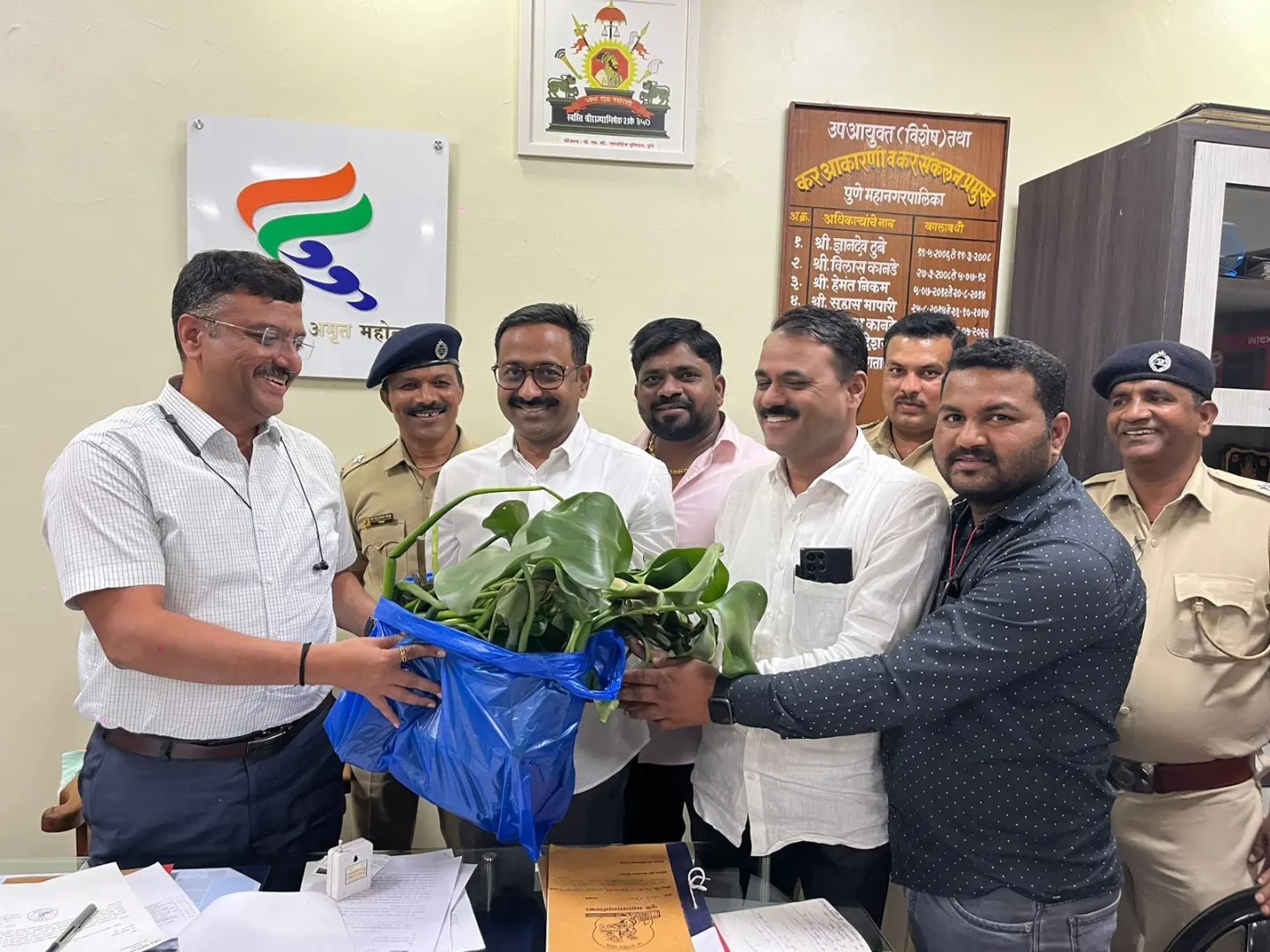 Kharadi Citizens gifted Jalparni (Water Lilies) to PMC Deputy Commissioner!  