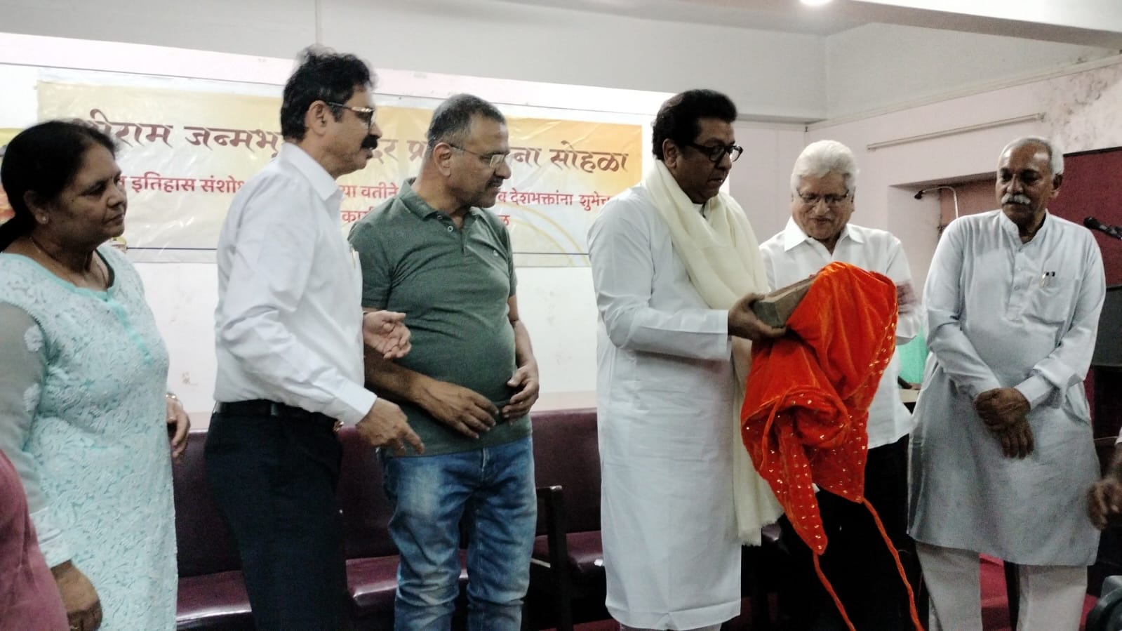 Raj Thackeray visited the India History Research Board (Bharat Itihas Sanshodhak Mandal) and gifted a brick of Babri Masjid