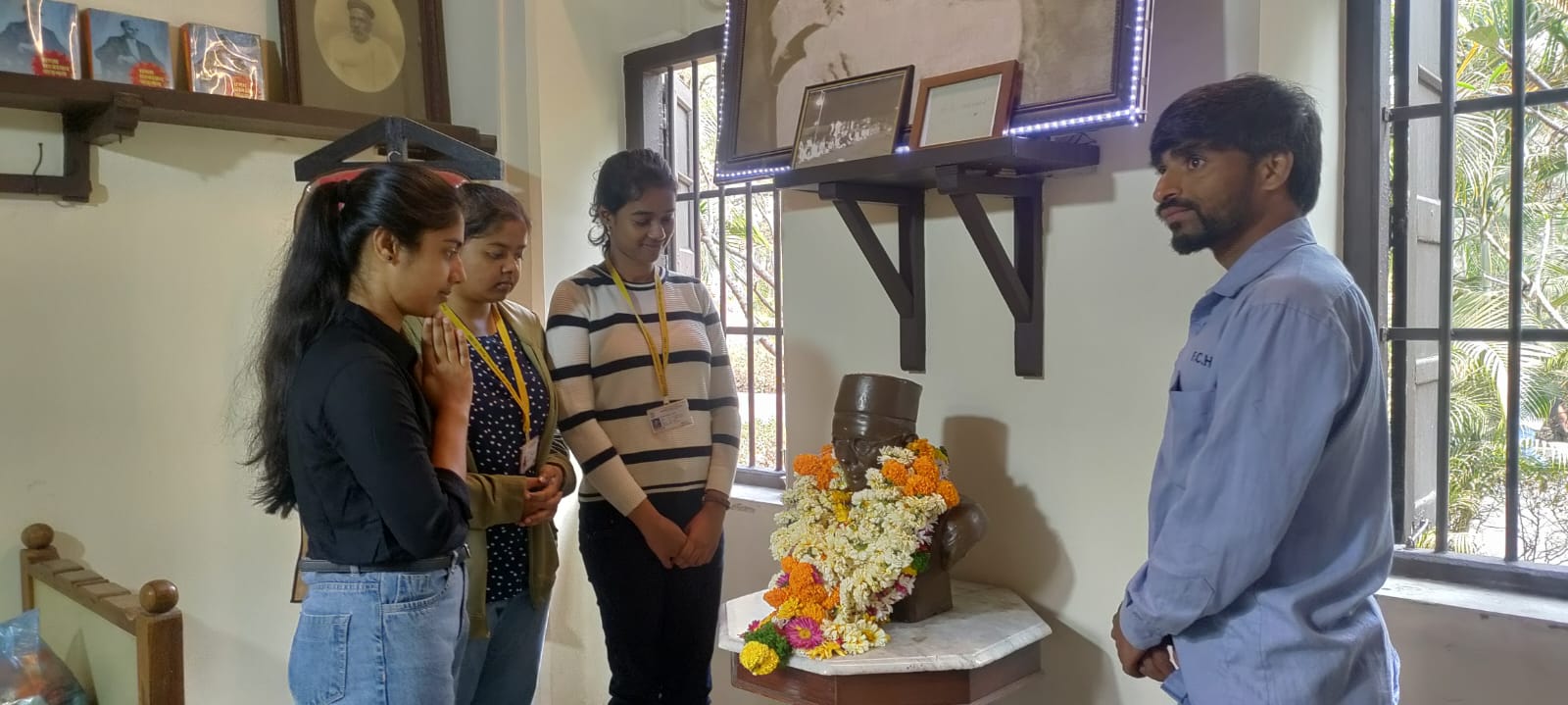 Swatantra Veer Savarkar | Fergusson College | फर्ग्युसन महाविद्यालयात सावरकरांना अभिवादन